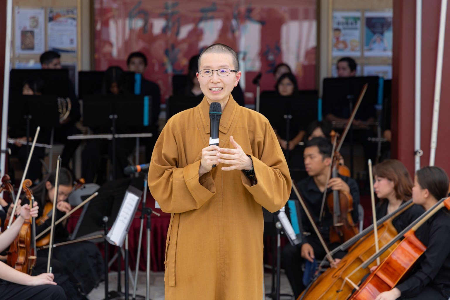 音樂會由西來寺二單監院暨本團指導法師知行法師慈悲開示揭開序幕。